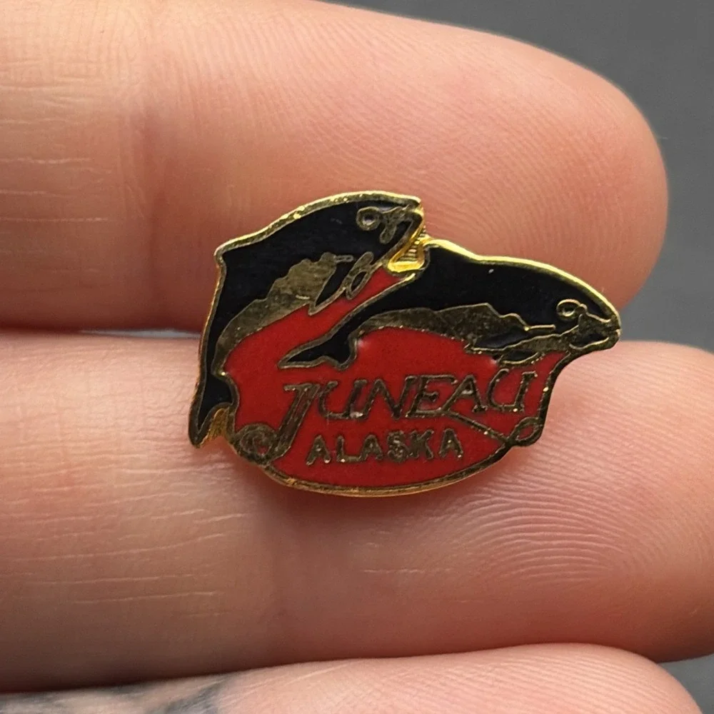 Juneau‎ Alaska Salmon Fish Jumping Lapel Hat Pin